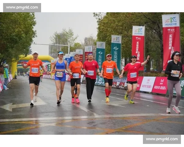雨幕中绳牵追光：视障跑者与陪跑员的无畏训练